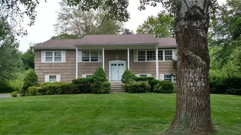 7 Oak Hill Rd, New Castle, NY 10514