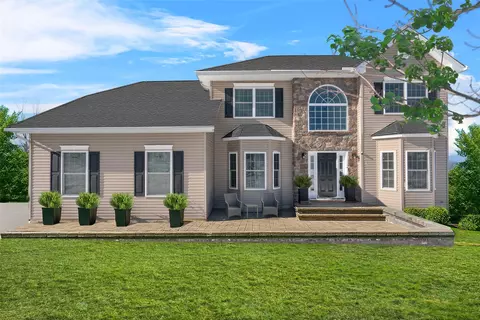 17 Panorama Dr, New Windsor, NY 12553