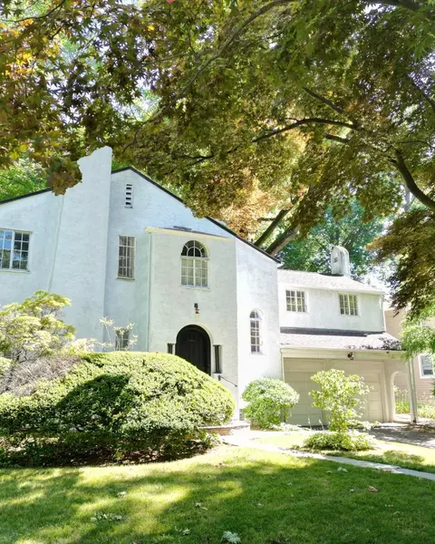 18 Hutchinson Ct, North Hempstead, NY 11023