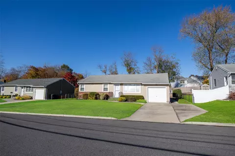 25 Hudson Dr, Kings Park, NY 11754