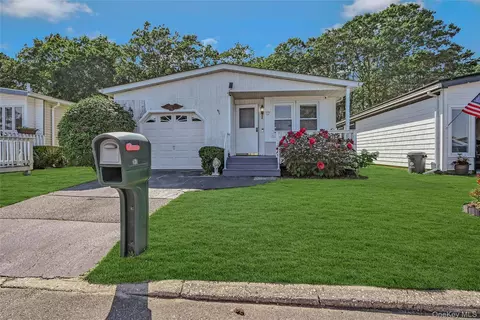 161 Village Cir W #161, Manorville, NY 11949