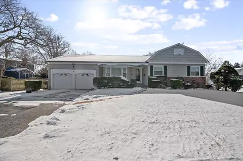10 Angela Ln, Bay Shore, NY 11706