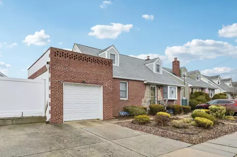 156 Jerome Ave, North Hempstead, NY 11501
