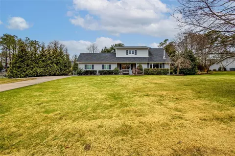 4 Rider Ln, Shoreham, NY 11786
