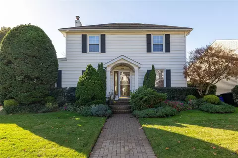 96 Dorchester Rd, Rockville Centre, NY 11570