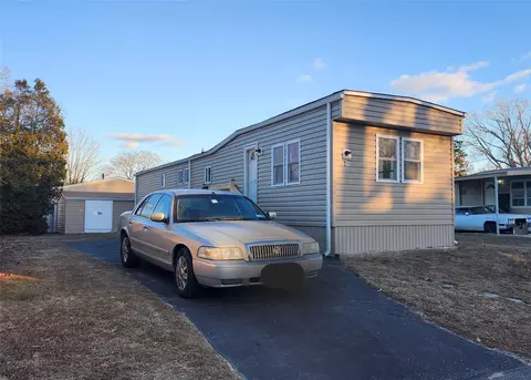 29 Periwinkle Dr, Bohemia, NY 11716