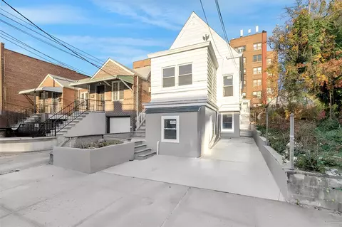 1812 Tomlinson Ave, New York, NY 10461