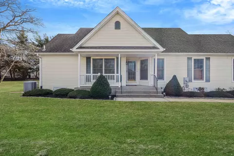 605 Eve Ann Dr, Port Jefferson Station, NY 11776