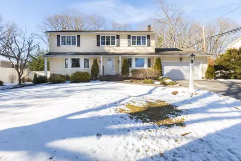 55 River Heights Dr, Smithtown, NY 11787