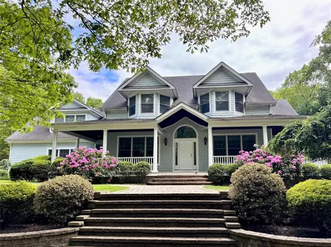 16 Turtle Pond Rd, Southampton, NY 11968
