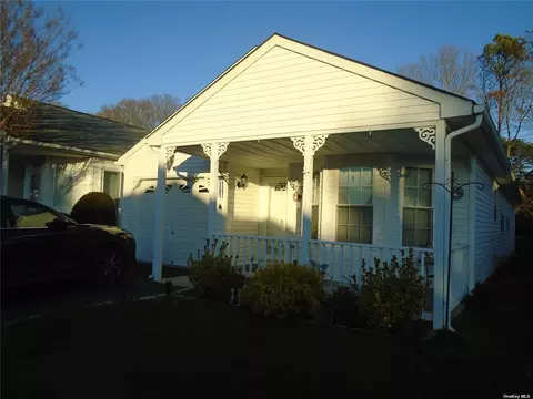 5170 E Village Cir #E170, Manorville, NY 11949