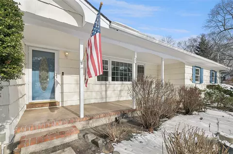 15 Kemswick Dr, Stony Brook, NY 11790