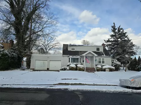 201 Elm St, North Hempstead, NY 11577