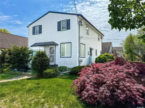554 8th Ave, North Hempstead, NY 11040