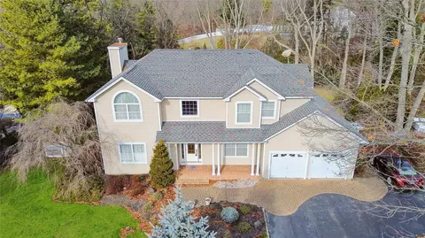 28 Enchanted Forest Rd, Kings Park, NY 11754