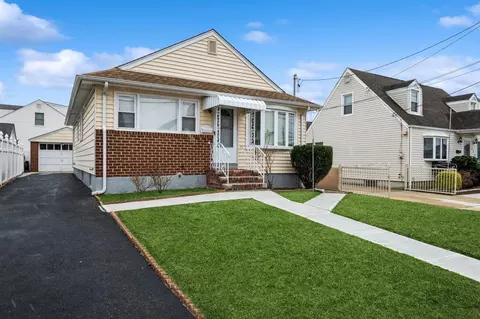 140 Sheridan Blvd, North Hempstead, NY 11501