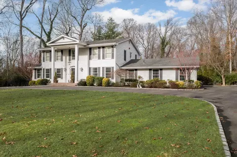 3 Farmington Ln, Melville, NY 11747