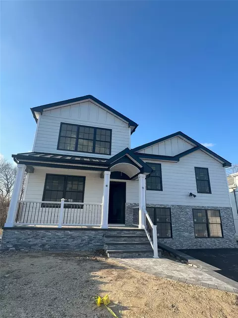 61 Briarwood Ln, Plainview, NY 11803