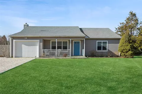 71 Sunup Trl, Aquebogue, NY 11931