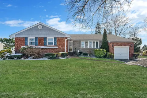811 Aberdeen Rd, Bay Shore, NY 11706