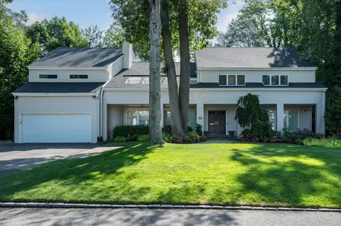 56 Oakdale Ln, North Hempstead, NY 11577