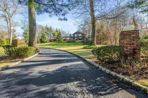 10 Rolling Hill Rd, North Hempstead, NY 11568
