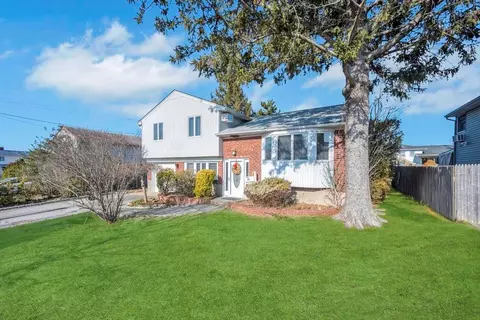 71 Alexander Ave, Hicksville, NY 11801