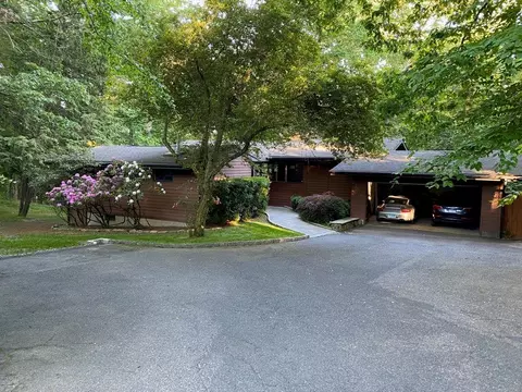 288 Briar Brae Rd, Stamford, CT 06903