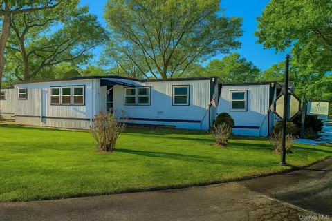37 Hubbard Ave #85, Riverhead, NY 11901