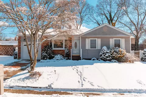 28 Longstreet Dr, Lake Grove, NY 11755