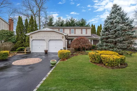 20 Lowery Ave, Lake Grove, NY 11755