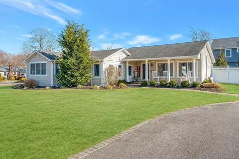 1 Laura Ave, Brookhaven, NY 11772