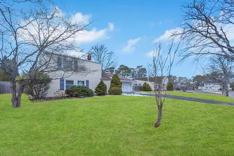 100 Matsunaye Dr, Medford, NY 11763