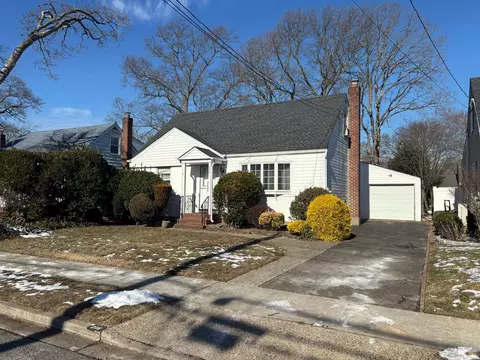 208 Elsie Ave, Merrick, NY 11566
