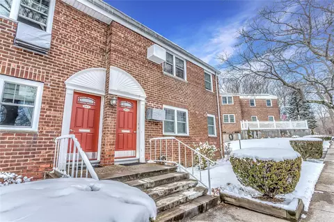 230-15 Grand Central Pkwy #B, Oakland Gardens, NY 11364
