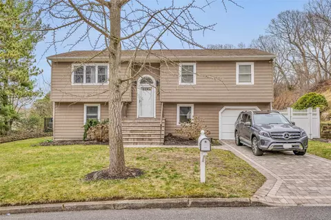 12 Lamb Pl, Dix Hills, NY 11746