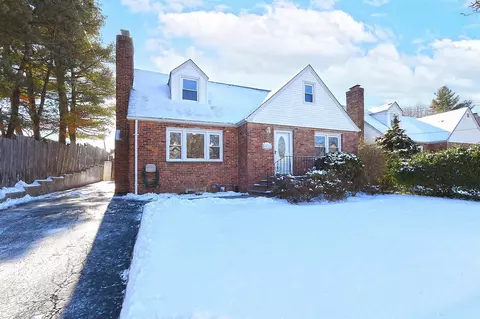 2 Neulist Ave, North Hempstead, NY 11050