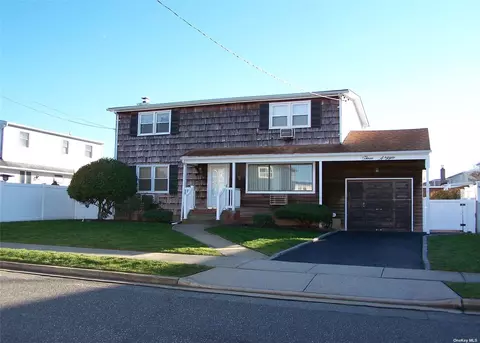 3 Argyle Ln, Massapequa, NY 11758