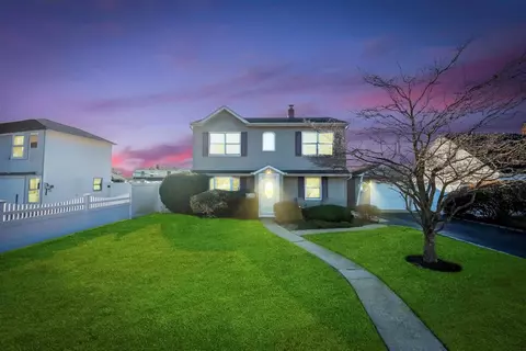 12 Drake Ln, Levittown, NY 11756