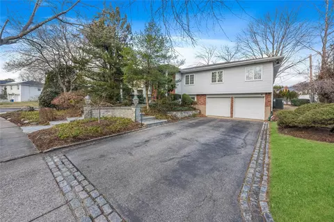 30 Dogwood Rd, North Hempstead, NY 11507