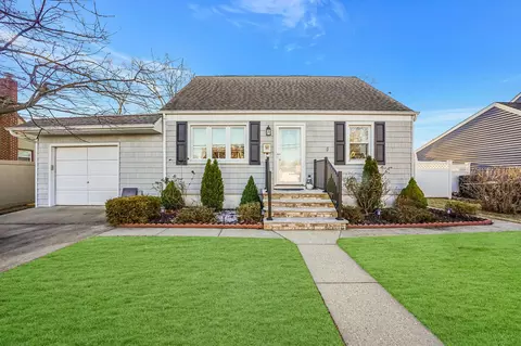 465 N Hamilton Ave, Lindenhurst, NY 11757
