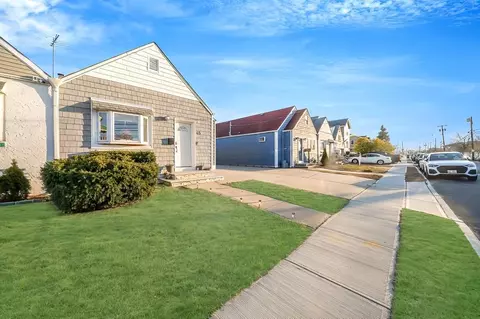 45 Nassau Ln, Island Park, NY 11558