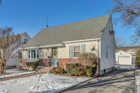 50 Rhodes Dr, North Hempstead, NY 11040