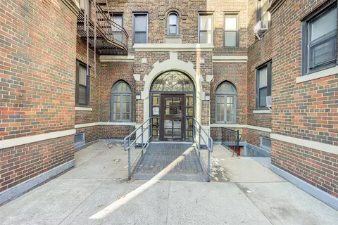 32-86 33rd St #D9, New York, NY 11106