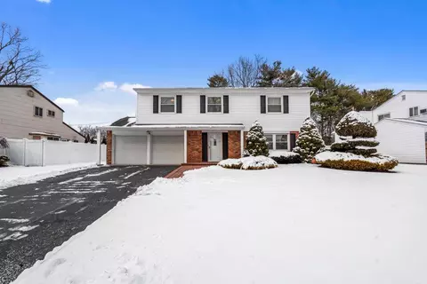 11 White Cliff Ln, Nesconset, NY 11767