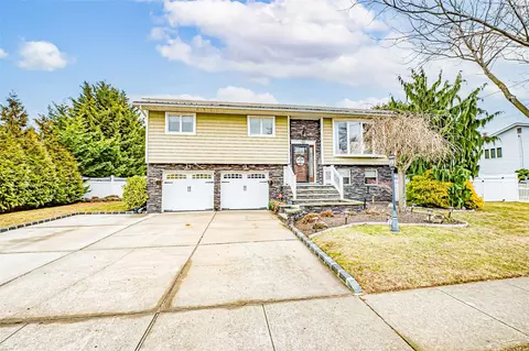 296 N Lewis Ave, Lindenhurst, NY 11757