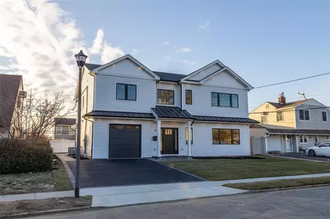 18 Hidden Ln, North Hempstead, NY 11590