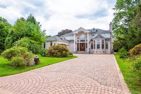 150 Crabapple Rd, North Hempstead, NY 11030