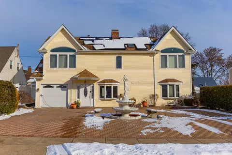 51 Bayberry Ln, Levittown, NY 11756