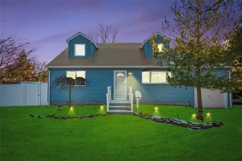 26 Raider St, West Babylon, NY 11704